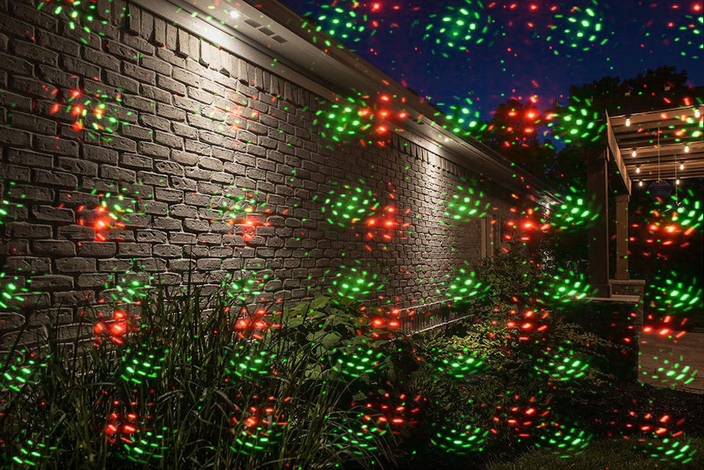 proyeksi sinar laser di taman dinding rumah