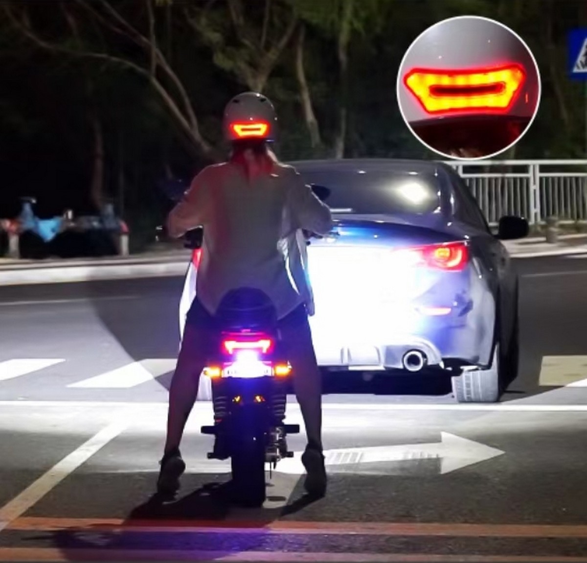 helm dengan lampu sepeda motor