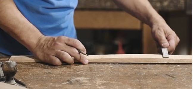 pengerjaan kayu secara manual