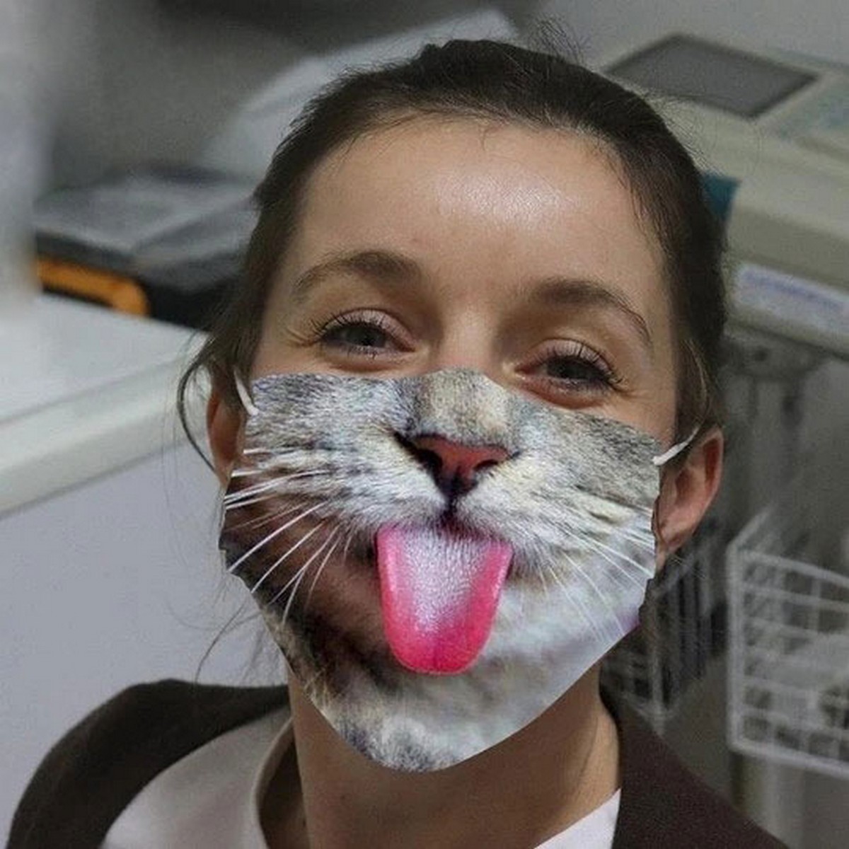 topeng di wajah anak kucing dengan lidah