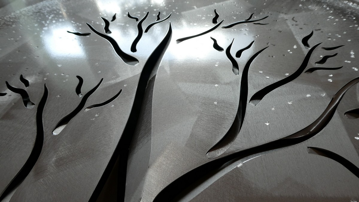 detail lukisan pohon kehidupan - gambar logam