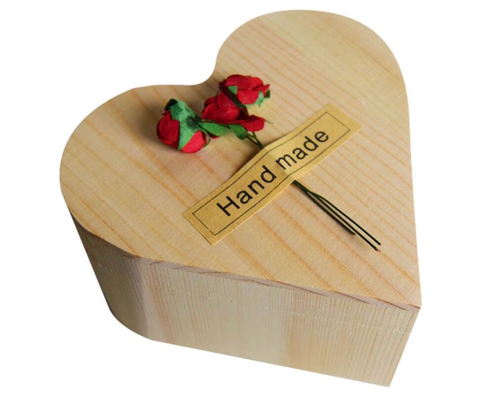mawar dalam kotak berbentuk hati dari kayu