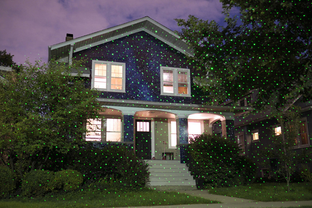 Proyektor laser dekoratif LED berwarna fasad rumah hijau merah