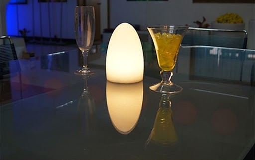 lampu bergaya di atas meja - telur