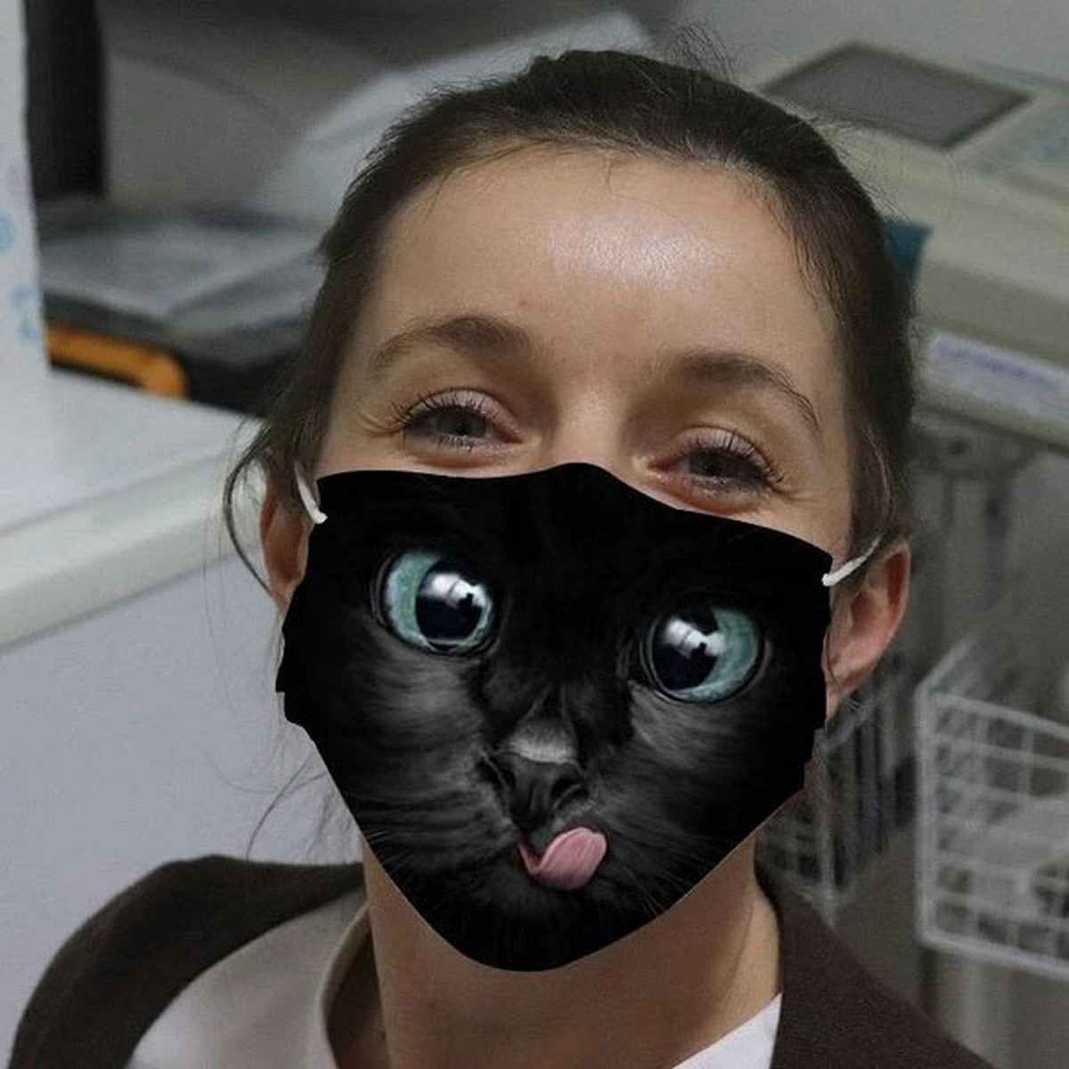 kucing masker wajah hitam