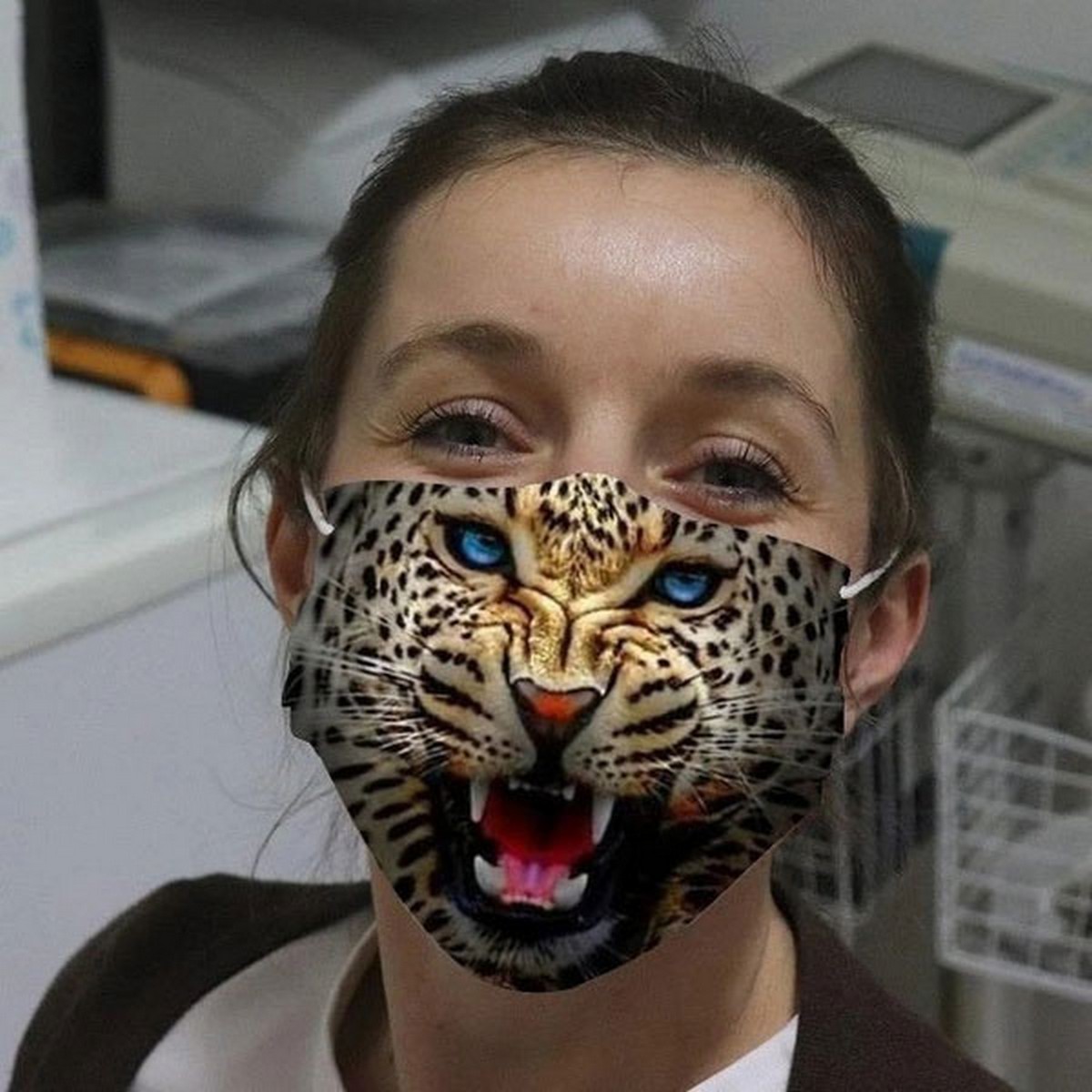 masker wajah macan tutul