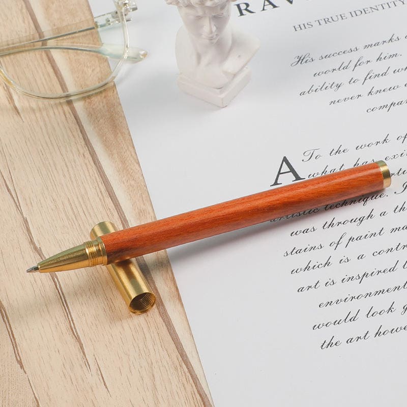 pena emas dengan desain kayu