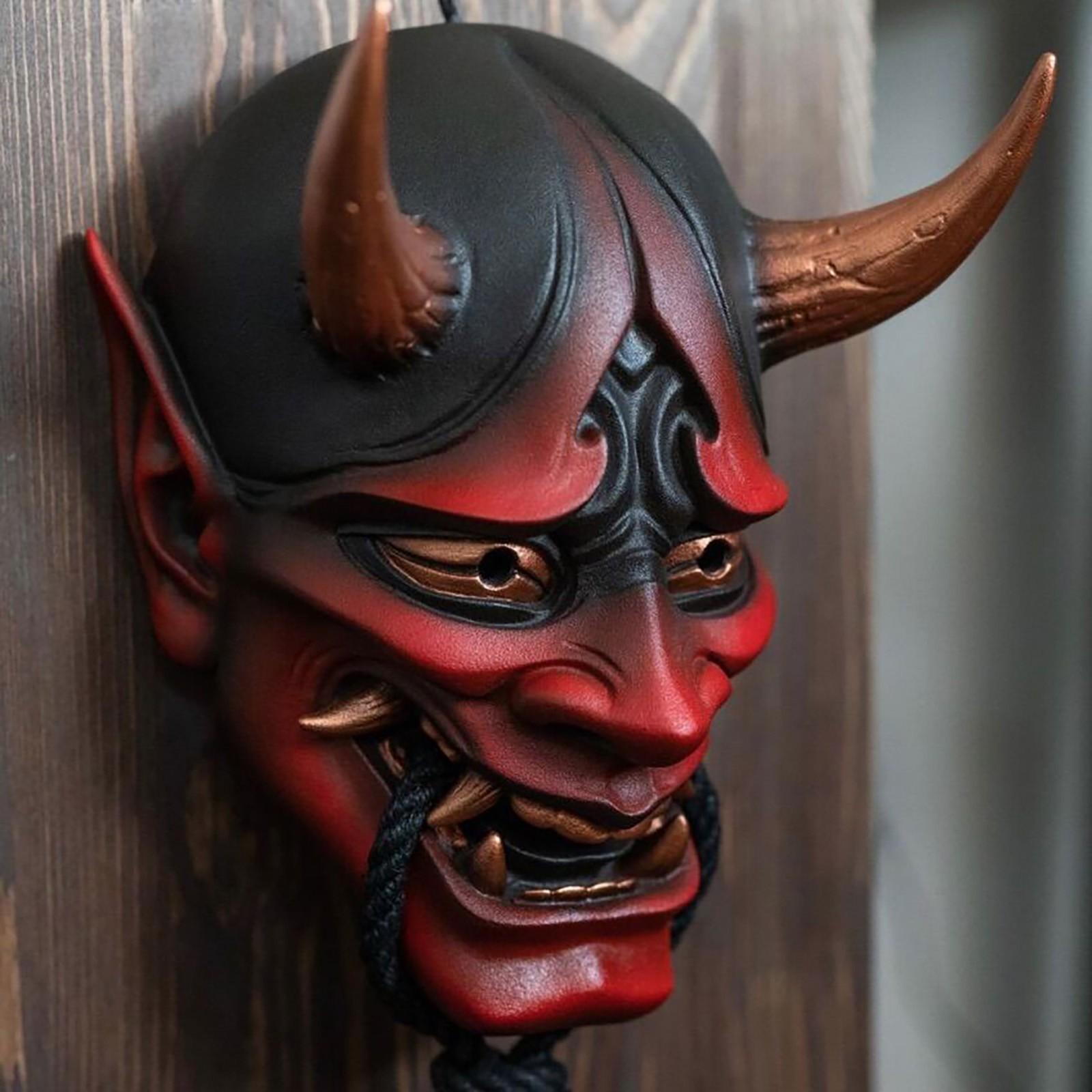 Topeng setan Jepang di wajah karnaval