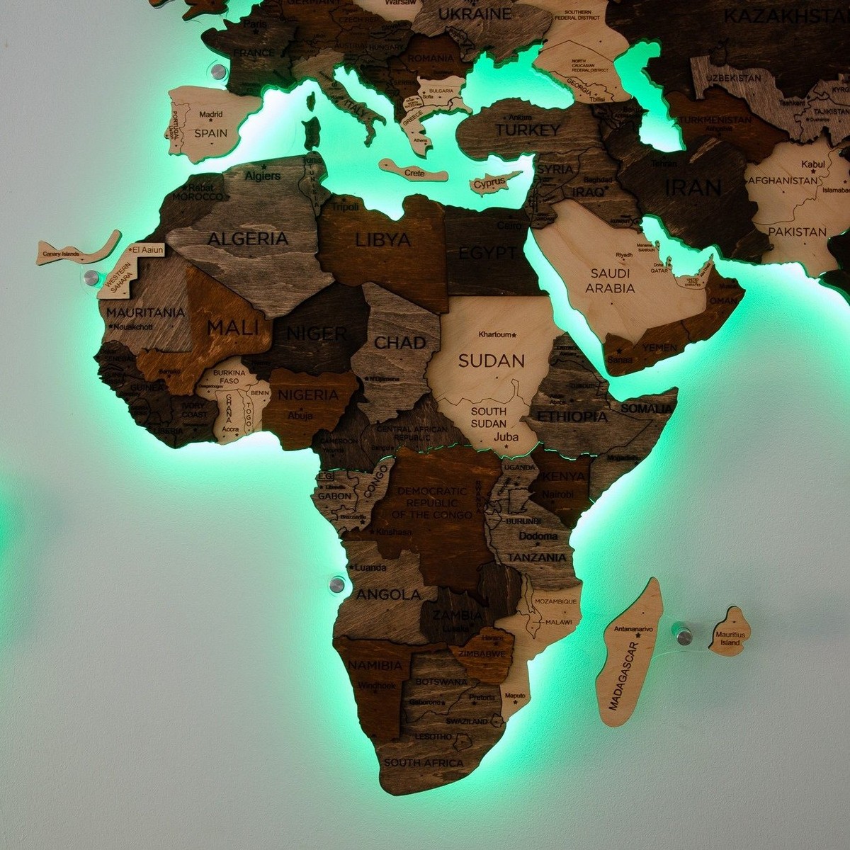 peta dunia kayu dengan lampu latar yang dipimpin
